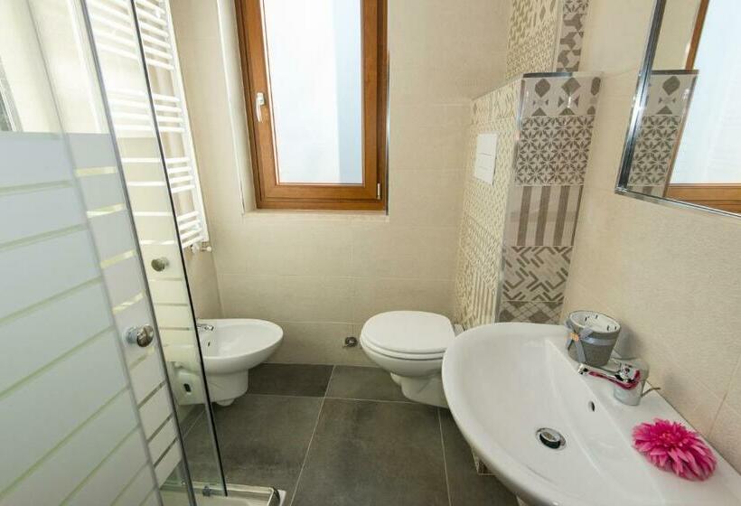 חדר סטנדרט לשלושה, Iris