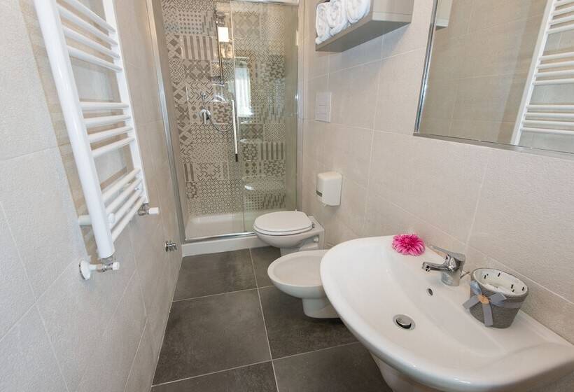 חדר סטנדרט לארבעה, Iris