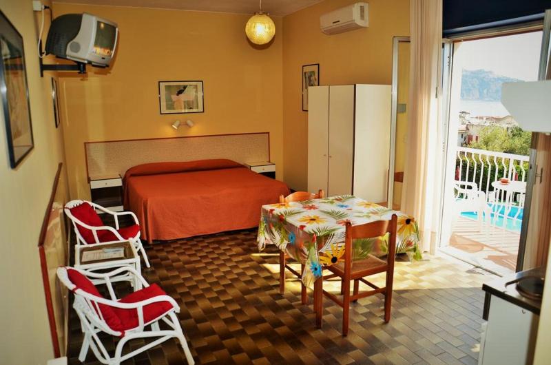 إستوديو قياسى, Residence Villa Giardini