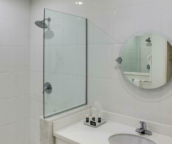 سوئیت با تخت بزرگ, The Liguanea Club