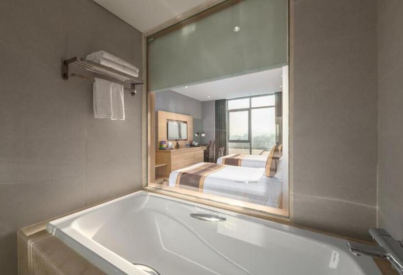 اتاق لوکس, The Reed