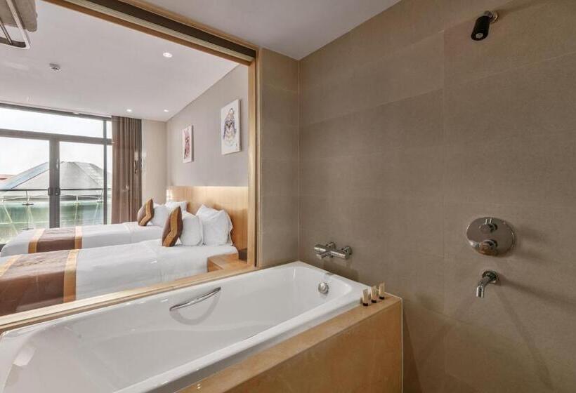 اتاق پریمیوم با بالکن, The Reed