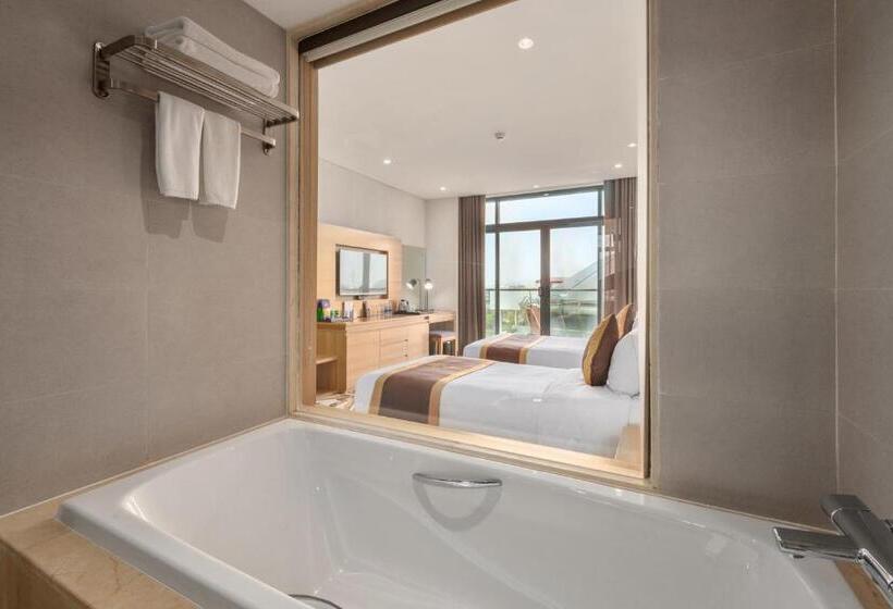 اتاق پریمیوم با بالکن, The Reed