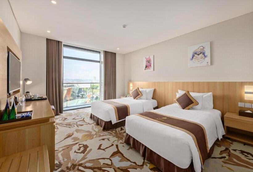 اتاق پریمیوم با بالکن, The Reed