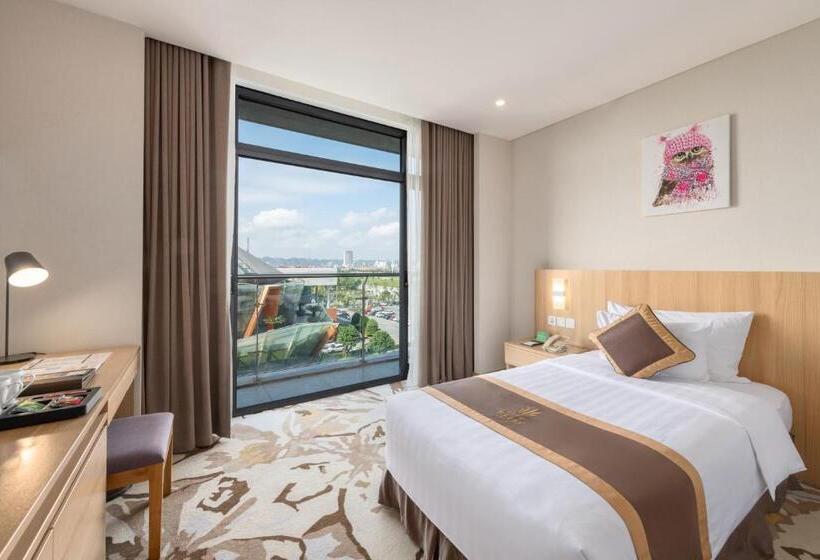 اتاق پریمیوم با بالکن, The Reed