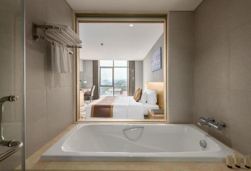 اتاق لوکس با تخت بزرگ, The Reed