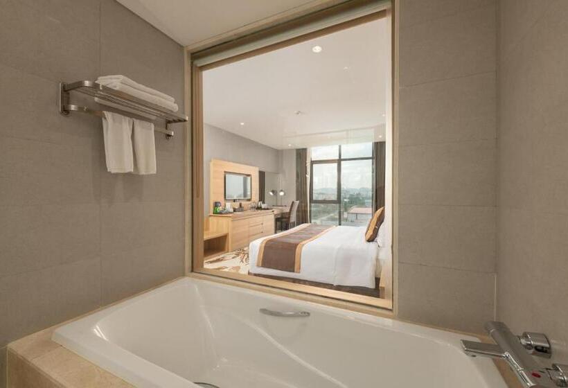 اتاق لوکس با تخت بزرگ, The Reed