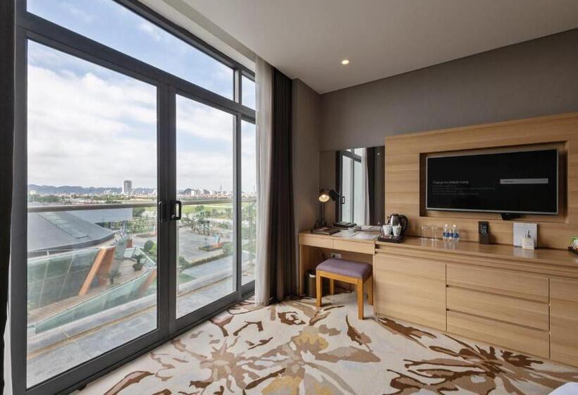 اتاق پریمیوم با بالکن, The Reed