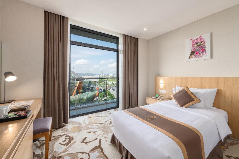 اتاق پرمیوم, The Reed