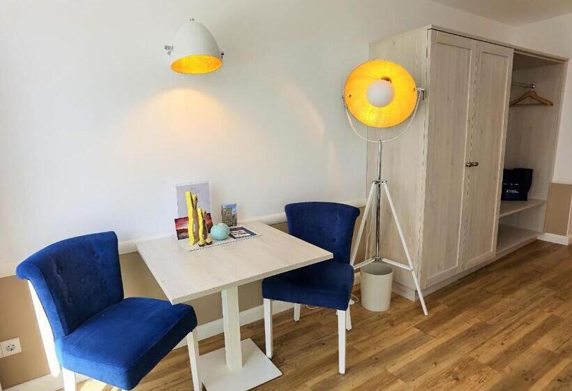 套房侧面可观海景, Victoria Suites