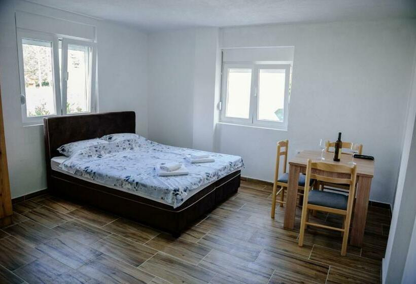 استودیوی استاندارد, Premium Apartments