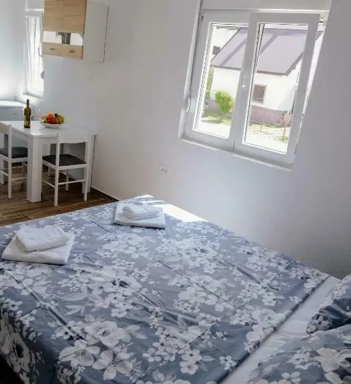 استودیوی استاندارد, Premium Apartments