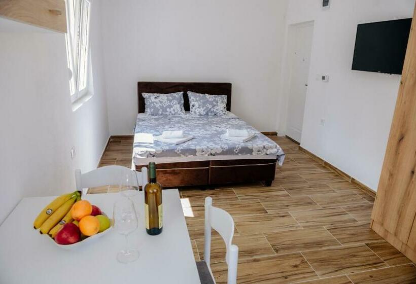 استودیوی استاندارد, Premium Apartments