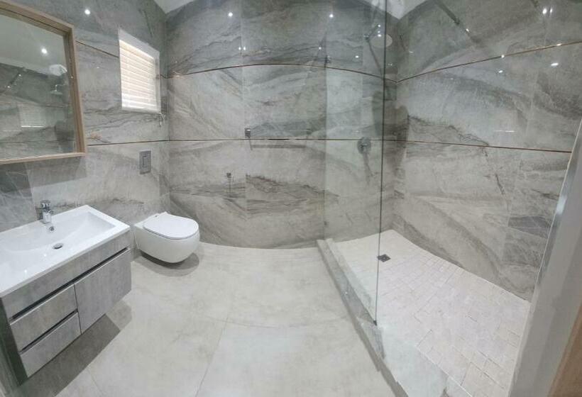 סוויטה משפחתית, Casa De Luxe