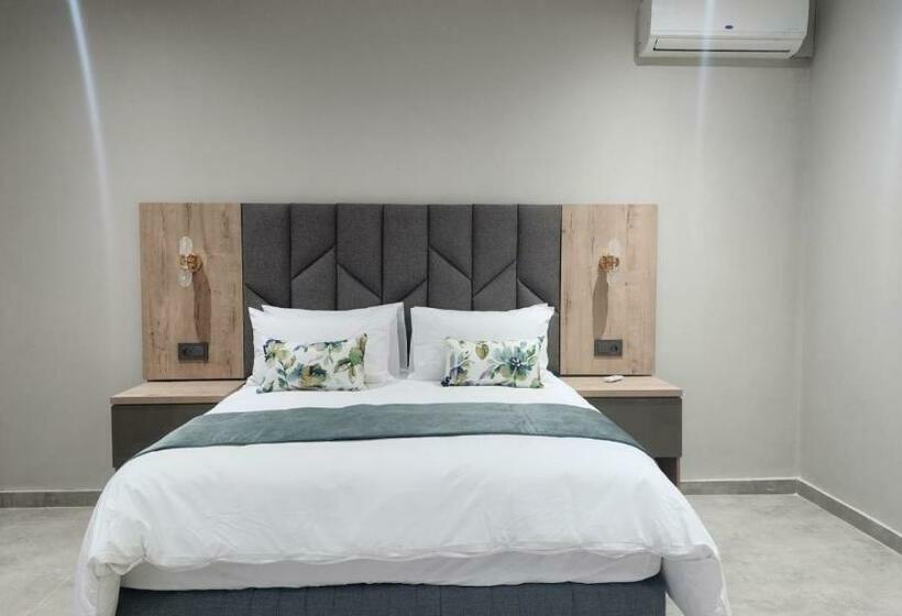 סוויטה דלוקס, Casa De Luxe