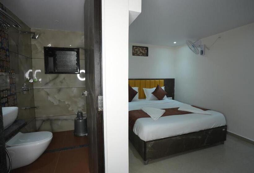 غرفة قياسية ثلاثية, Megh Inn