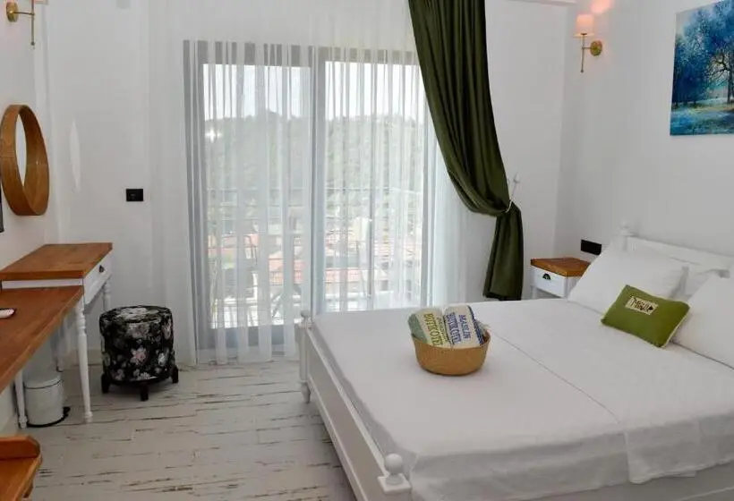 اتاق لوکس با بالکن و چشم‌انداز دریا, Maslin Otel
