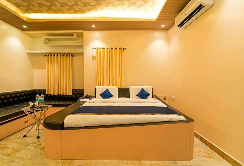 إستديو قياسى مطل على حمام السباحة, The Venue By Seasons Suites @ Yelahanka