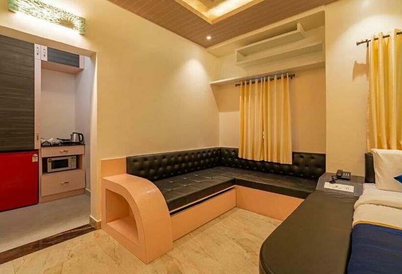 إستديو قياسى مطل على حمام السباحة, The Venue By Seasons Suites @ Yelahanka