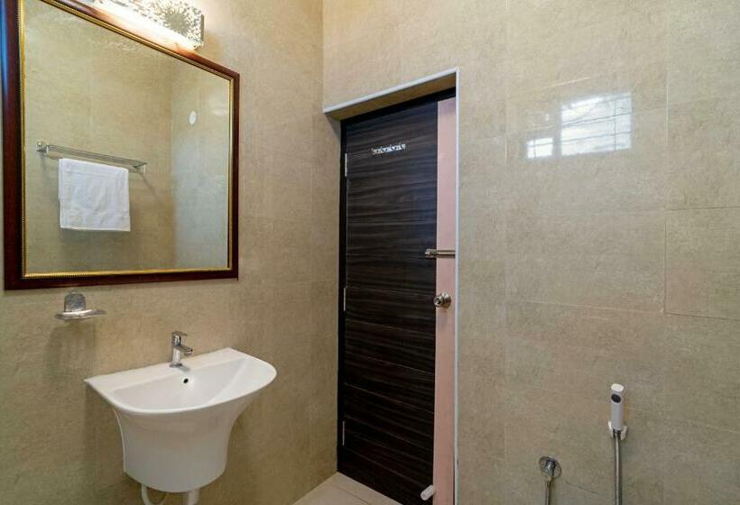 إستديو قياسى مطل على حمام السباحة, The Venue By Seasons Suites @ Yelahanka