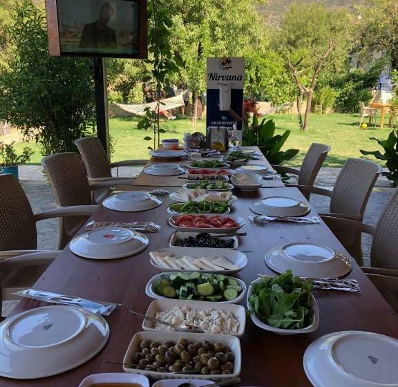 Camera Tripla Standard, Nirvana Boutique