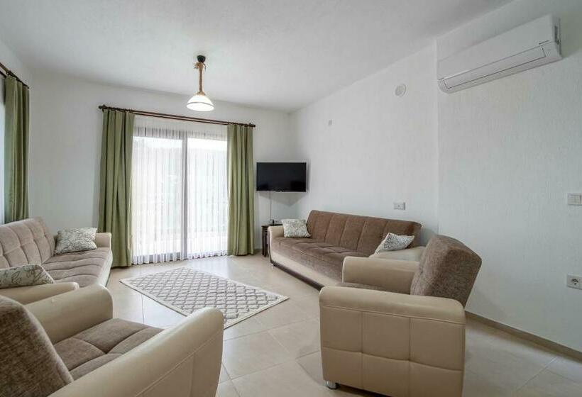 Camera Quadrupla Economy, Nirvana Boutique