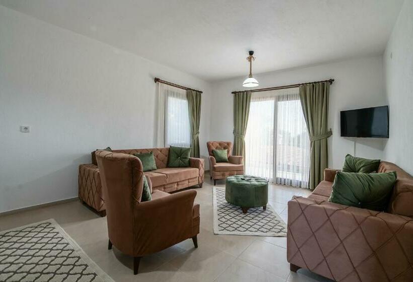 Camera Quadrupla Economy, Nirvana Boutique