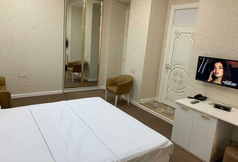 חדר דלוקס לשלושה, Sahil Boutique