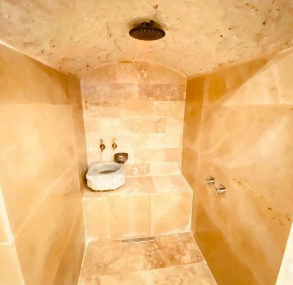 חדר דלוקס, Asma Altı Cave