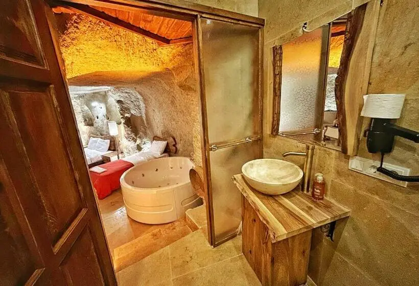 Deluxe Kolmen Hengen Huone, Asma Altı Cave