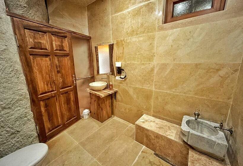 חדר דלוקס לשלושה, Asma Altı Cave