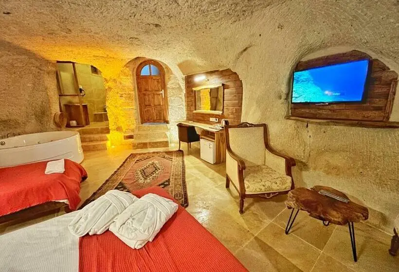 Deluxe Kolmen Hengen Huone, Asma Altı Cave