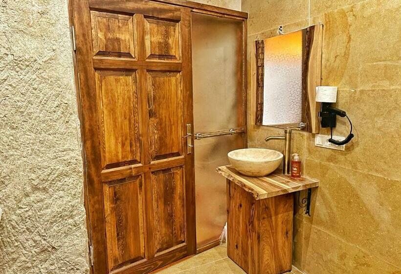 חדר דלוקס לשלושה, Asma Altı Cave