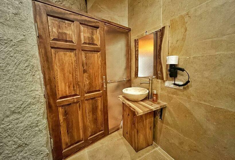 חדר דלוקס לשלושה, Asma Altı Cave