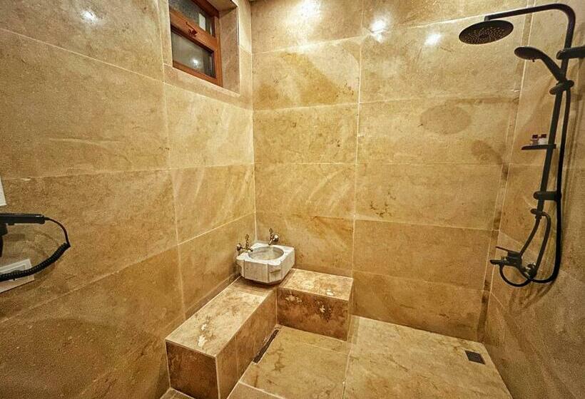 חדר דלוקס לשלושה, Asma Altı Cave