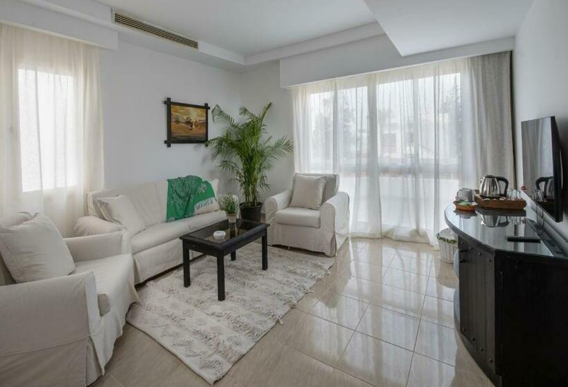 Juniorsvit Poolutsikt, Olives At Santa Monica