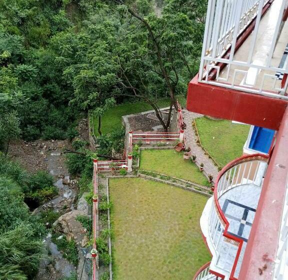سوییت خانوادگی, Red Roof & Restaurant