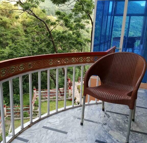 سوییت خانوادگی, Red Roof & Restaurant