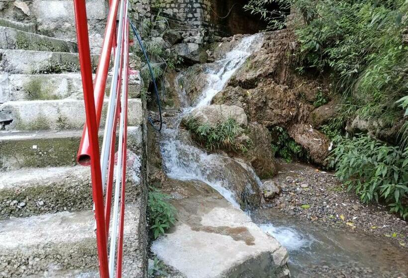 سوییت خانوادگی, Red Roof & Restaurant