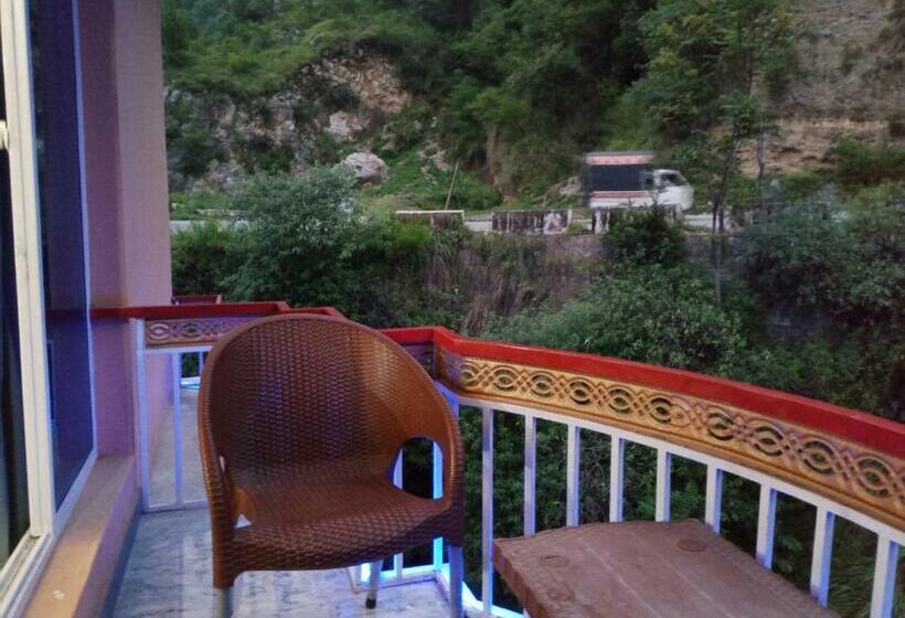 سوییت خانوادگی, Red Roof & Restaurant