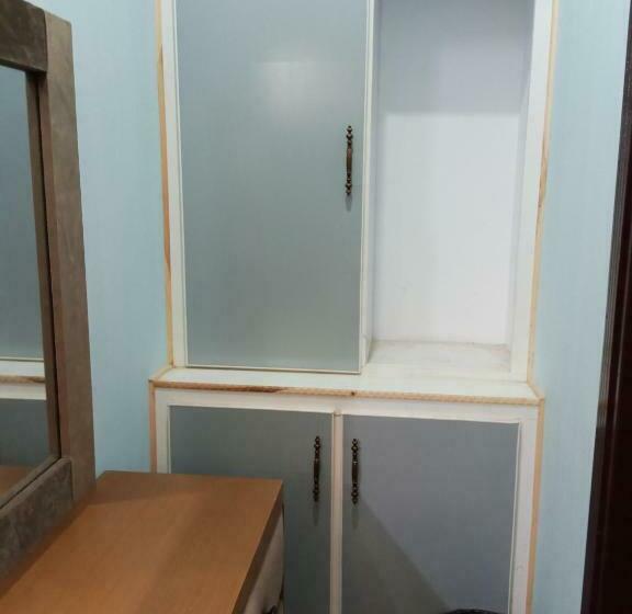 سوییت خانوادگی, Red Roof & Restaurant