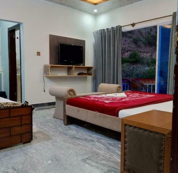 سوییت خانوادگی, Red Roof & Restaurant