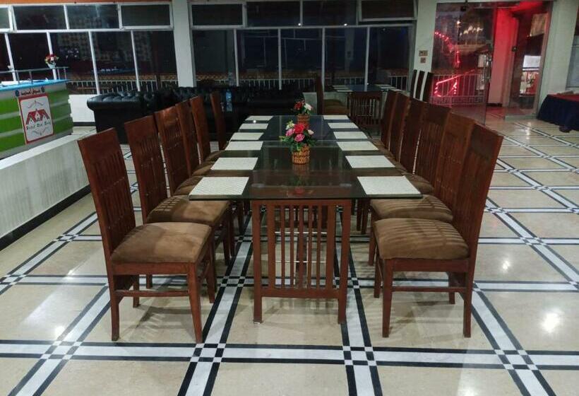 اتاق استاندارد سه تخته با چشم‌انداز باغ, Red Roof & Restaurant