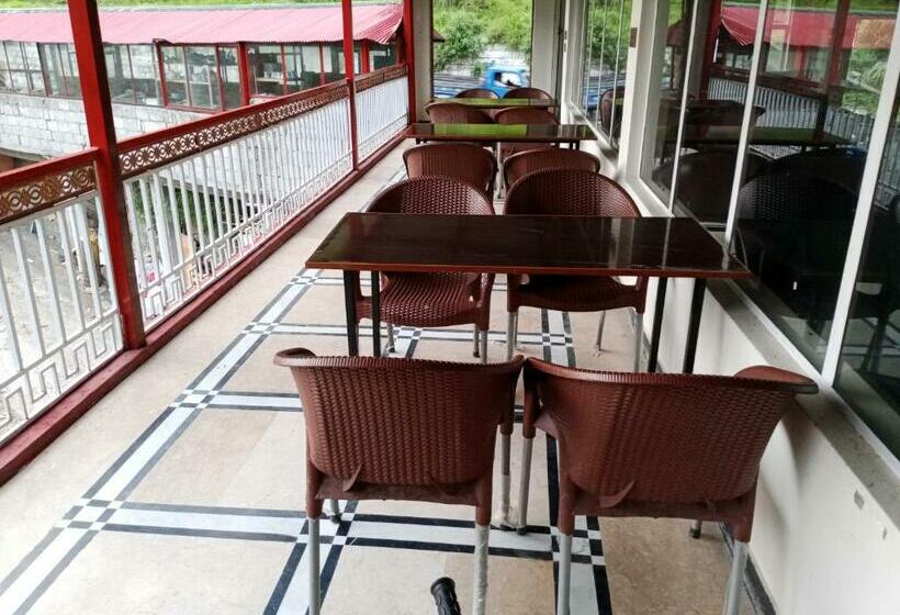 اتاق استاندارد سه تخته با چشم‌انداز باغ, Red Roof & Restaurant