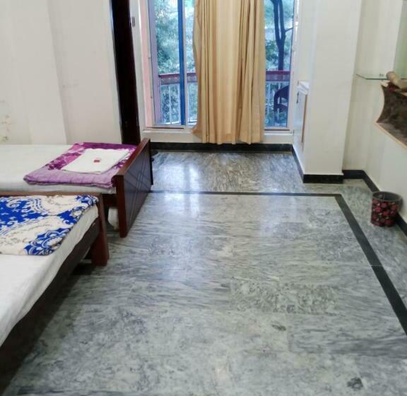 اتاق استاندارد سه تخته با چشم‌انداز باغ, Red Roof & Restaurant