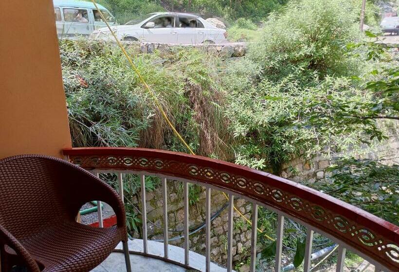 اتاق استاندارد سه تخته با چشم‌انداز باغ, Red Roof & Restaurant