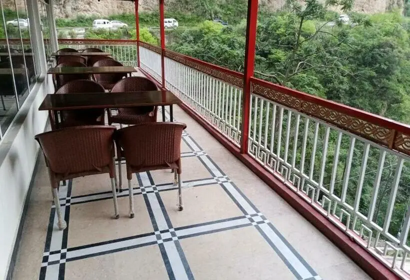 اتاق استاندارد با چشم‌انداز باغ, Red Roof & Restaurant