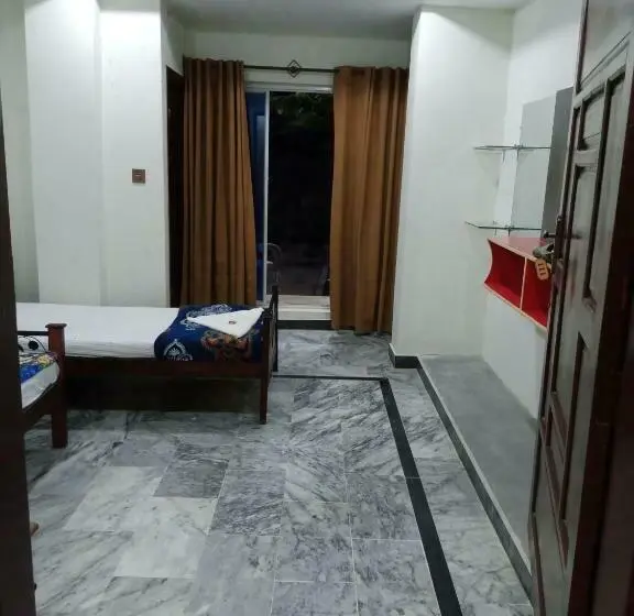 اتاق استاندارد با چشم‌انداز باغ, Red Roof & Restaurant