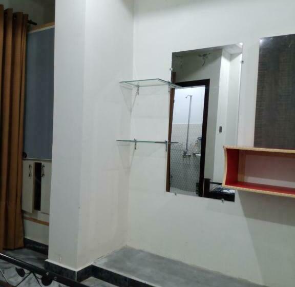 اتاق استاندارد با چشم‌انداز باغ, Red Roof & Restaurant