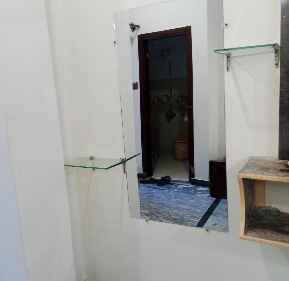 اتاق استاندارد سه تخته با چشم‌انداز باغ, Red Roof & Restaurant